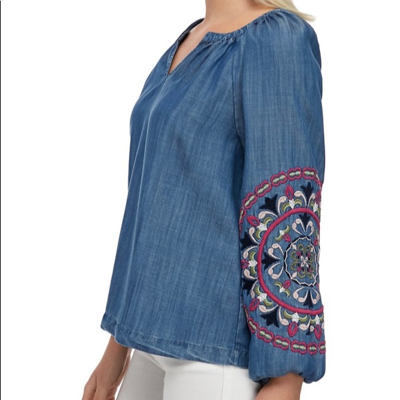 crown & ivy Tops - Crown and Ivy chambray peasant top. Size Small